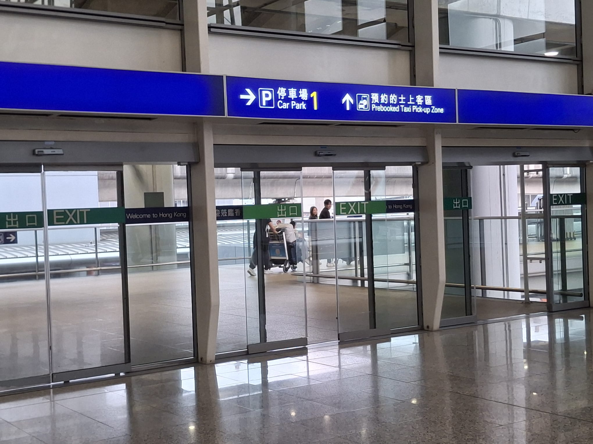 步出玻璃門轉右