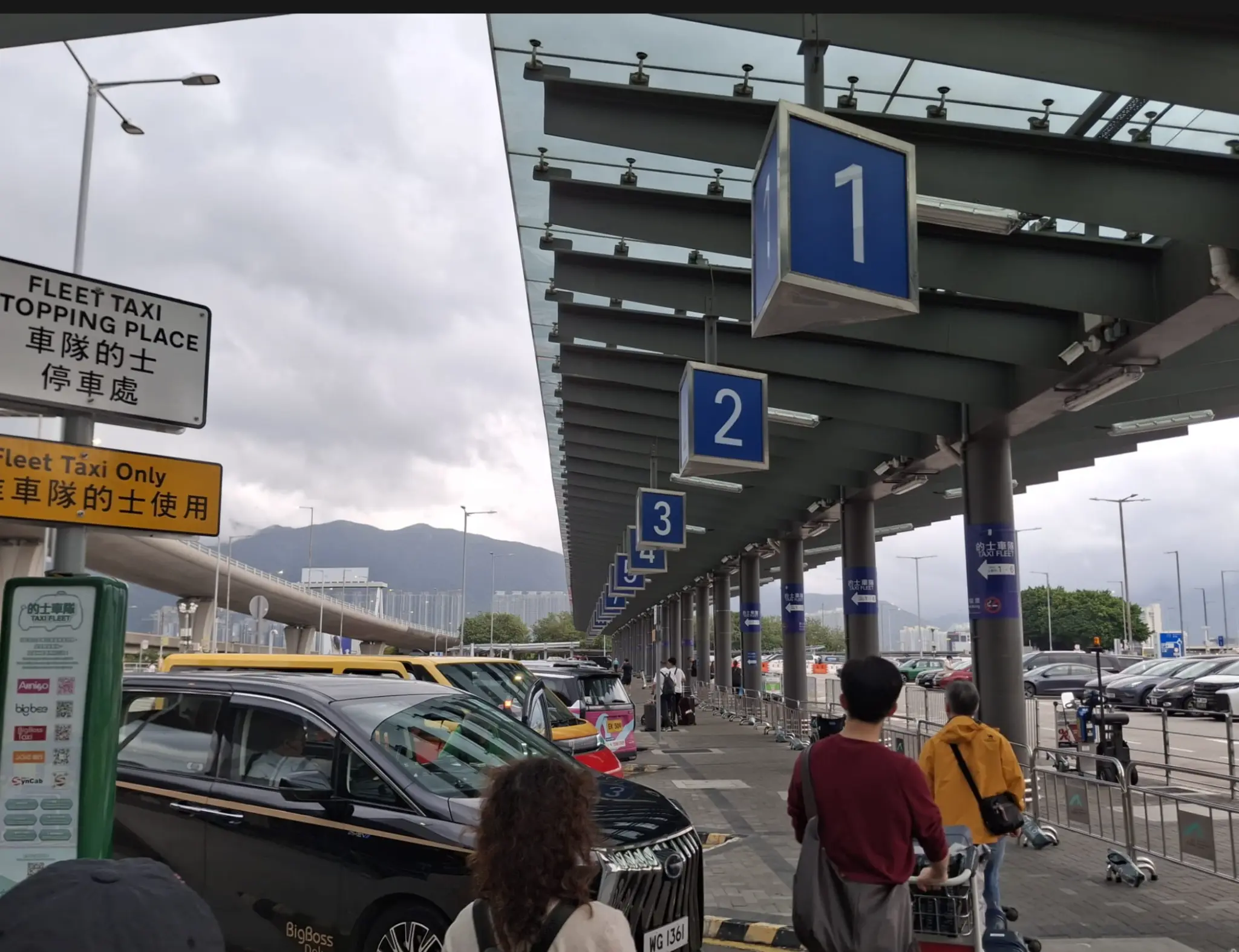 在這裡等候並留意車牌上車